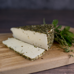 Сыр в обсыпке из итальянских трав ТМ Мамонтовская сыроварня