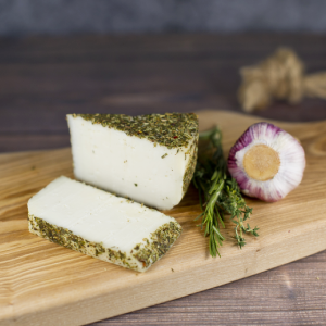 Сыр из козьего молока в обсыпке из итальянских трав и чеснока ТМ Мамонтовская сыроварня