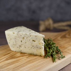 Сыр с итальянскими травами ТМ Мамонтовская сыроварня